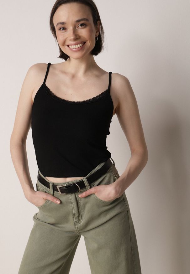 Born2be - Czarny Bawełniany Top Bieliźniany z Koronką na Regulowanych Ramiączkach Beralisa. Okazja: na co dzień. Kolor: czarny. Materiał: bawełna, koronka. Długość rękawa: na ramiączkach. Wzór: koronka. Sezon: jesień, zima. Styl: klasyczny, casual