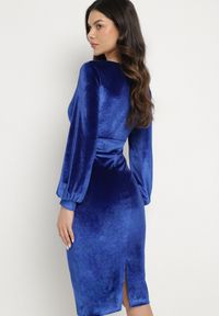 Born2be - Niebieska Dopasowana Sukienka Welurowa z Kopertowym Dekoltem Wilara. Kolor: niebieski. Materiał: welur. Długość rękawa: długi rękaw. Typ sukienki: kopertowe. Styl: klasyczny #6