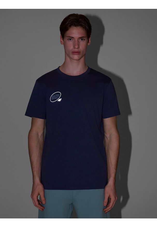 4f - 4F T-shirt regular z nadrukiem męski - szary M. Okazja: na co dzień. Kolor: szary. Materiał: bawełna, materiał, jersey. Długość rękawa: krótki rękaw. Długość: krótkie. Wzór: nadruk. Styl: klasyczny, sportowy, casual