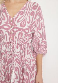 Born2be - Różowa Sukienka Bawełniana w Ornamentalny Wzór z Gumką w Talii Orrielle. Okazja: na co dzień. Typ kołnierza: dekolt w serek. Kolor: różowy. Materiał: bawełna. Typ sukienki: sportowe. Styl: casual, sportowy #4