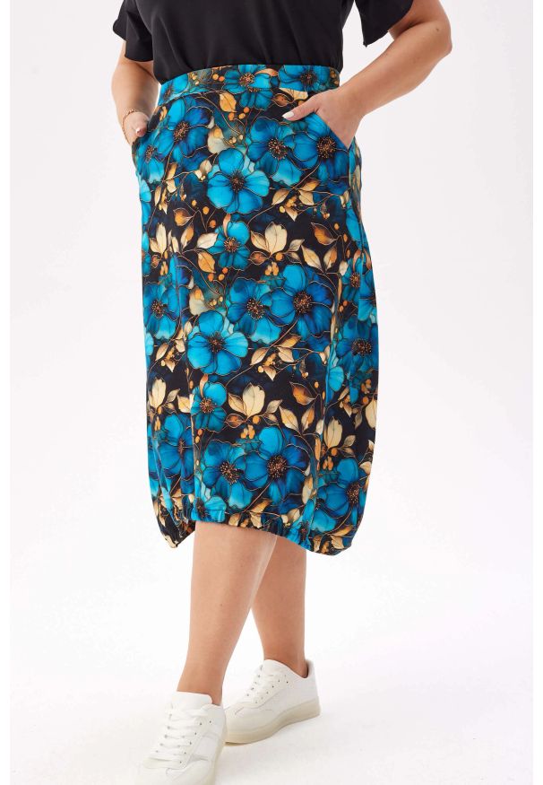 Moda Size Plus Iwanek - Wygodna i stylowa dresowa spódnica Karina - wyrazisty kwiatowy wzór w odcieniach niebieskiego PLUS SIZE XXL. Okazja: na spacer, na co dzień. Kolekcja: plus size. Kolor: niebieski. Materiał: dresówka. Długość: krótkie. Wzór: kwiaty. Styl: elegancki