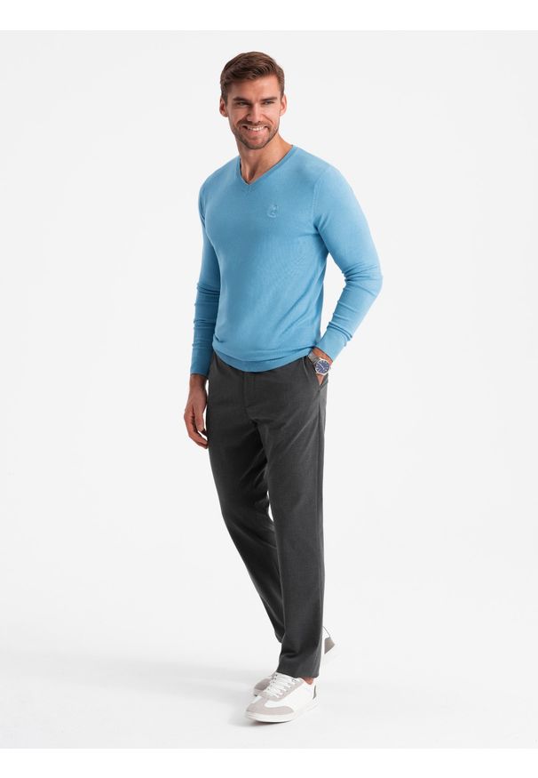 Ombre Clothing - Elegancki męski sweter BASIC V-neck z wiskozą – błękitny V21 - Rozmiar: L. Okazja: do pracy, na co dzień. Typ kołnierza: dekolt w serek. Kolor: niebieski. Materiał: wiskoza. Wzór: haft. Styl: elegancki
