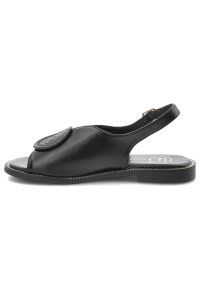 Sandały damskie Filippo, cholewka ze skóry ekologicznej na płaskiej podeszwie z elegancką broszką, czarne, DS6229/26. Kolor: czarny. Materiał: skóra ekologiczna. Obcas: na płaskiej podeszwie. Styl: elegancki #3