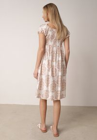 Born2be - Beżowa Wiskozowa Sukienka Hiszpanka w Etniczny Wzór Hywen. Okazja: na co dzień. Typ kołnierza: dekolt hiszpanka. Kolor: beżowy. Materiał: wiskoza. Wzór: paisley. Sezon: lato. Typ sukienki: rozkloszowane, proste. Styl: casual, klasyczny #3