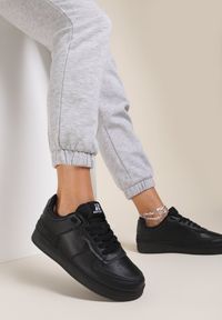 Renee - Czarne Sneakersy Sherith. Zapięcie: sznurówki. Kolor: czarny. Materiał: dresówka. Szerokość cholewki: normalna #1