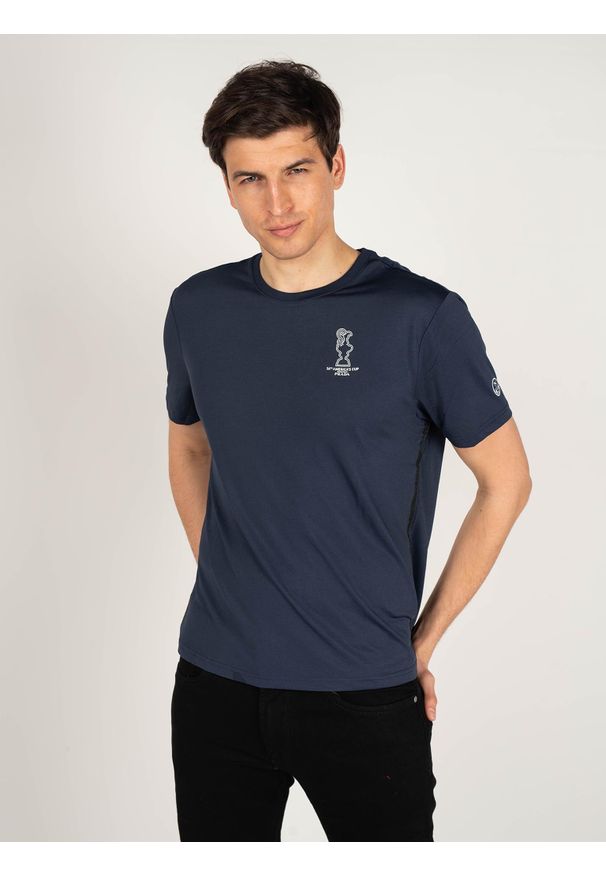 North Sails X Prada T-shirt "Foehn" | 45 2302 000 | T-shirt Foehn | Mężczyzna | Granatowy. Okazja: na co dzień. Kolor: niebieski. Materiał: poliester. Wzór: aplikacja, nadruk. Styl: casual