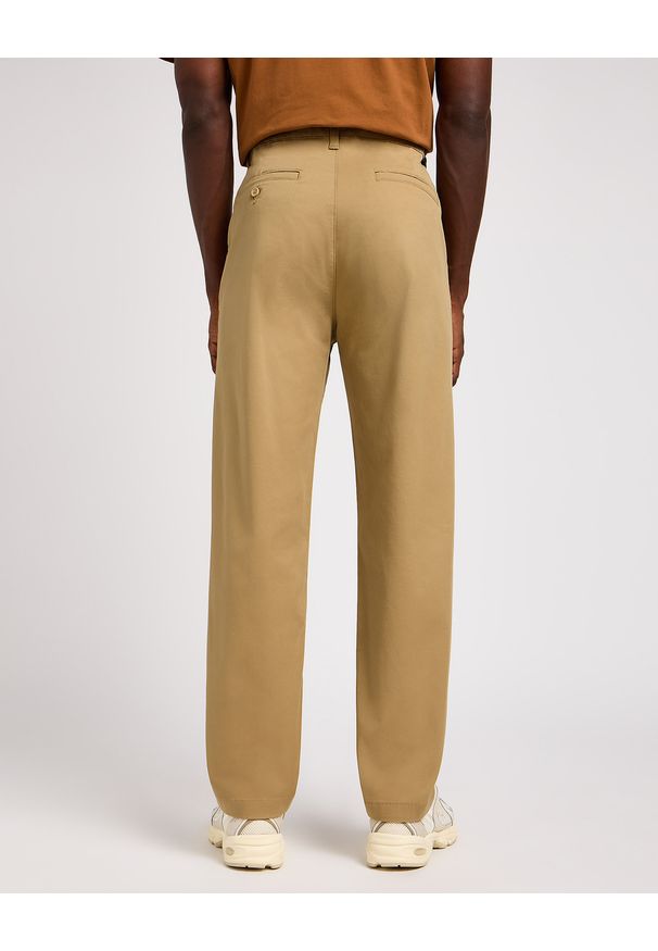 Lee - LEE MĘSKIE SPODNIE MATERIAŁOWE LEE RELAXED CHINO CLAY 112342933. Materiał: materiał