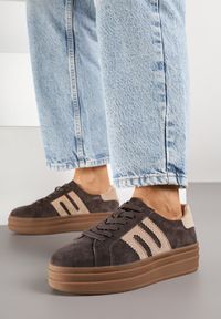 Renee - Ciemnobrązowe Sneakersy Zamszowe na Platformie z Wkładką ze Skóry Naturalnej i Aplikacją Rilarina. Okazja: na co dzień. Kolor: brązowy. Materiał: zamsz, skóra. Wzór: aplikacja. Obcas: na platformie #3
