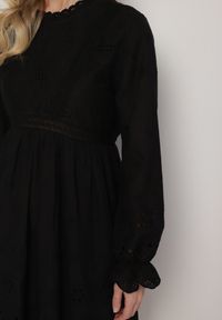 Born2be - Czarna Sukienka Boho o Rozkloszowanym Kroju z Haftowanymi Zdobieniami Ifflina. Okazja: na co dzień. Typ kołnierza: kołnierzyk stójkowy. Kolor: czarny. Materiał: materiał, poliester. Długość rękawa: długi rękaw. Wzór: aplikacja, haft. Styl: boho #5