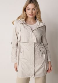 Born2be - Beżowa Kurtka w Stylu Parki z Odpinanym Kapturem i Sznurkami Enang. Okazja: na spacer. Kolor: beżowy. Materiał: prążkowany, jeans #1