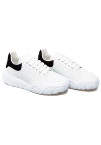 Alexander McQueen - ALEXANDER MCQUEEN - Białe sneakersy na wysokiej podeszwie. Okazja: na co dzień. Kolor: biały. Materiał: guma #2