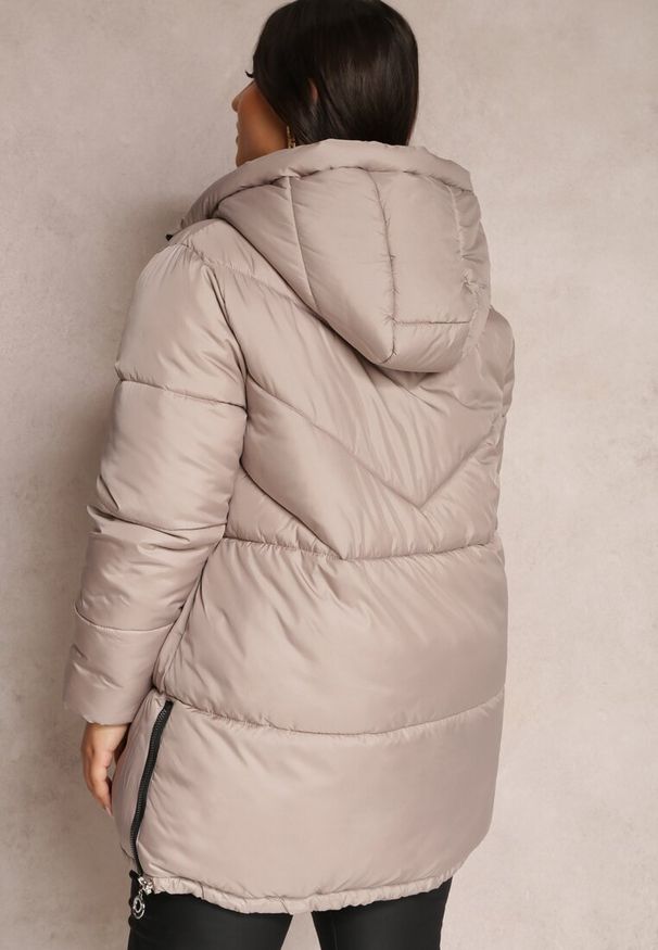 Renee - Beżowa Kurtka Pikowana Sabrino. Kolekcja: plus size. Kolor: beżowy. Materiał: materiał. Długość rękawa: długi rękaw. Długość: długie