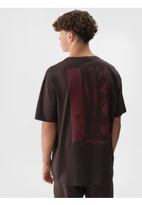 4f - 4F T-shirt oversize z nadrukiem męski - brązowy XS. Okazja: na co dzień. Kolor: brązowy. Materiał: bawełna, jersey, dzianina. Długość rękawa: krótki rękaw. Długość: krótkie. Wzór: nadruk. Styl: sportowy, klasyczny, casual