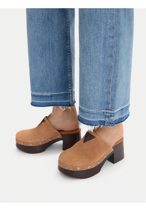 Guess Jeans Klapki EO-JDGJ66-4 Brązowy. Kolor: brązowy. Materiał: skóra, zamsz