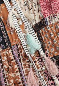 Born2be - Beżowa Sukienka Diomiera. Typ kołnierza: dekolt w kształcie V, typu klepsydra. Kolor: beżowy. Materiał: tkanina. Wzór: kolorowy. Styl: boho. Długość: maxi #6