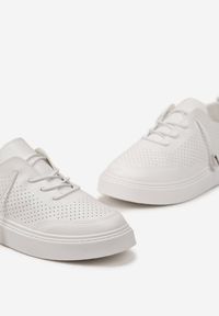 Renee - Białe Sneakersy z Cienkimi Sznurówkami i Ozdobną Perforacją Venaria. Kolor: biały #2