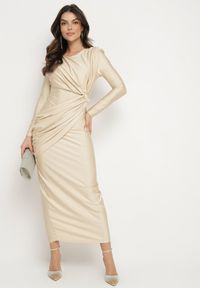 Born2be - Beżowa Dopasowana Sukienka Ozdobiona Cyrkoniami i Marszczeniem Grelila. Okazja: na co dzień. Kolor: beżowy. Wzór: aplikacja. Styl: casual #1
