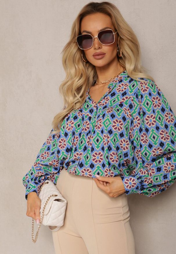 Renee - Niebiesko-Granatowa Wiskozowa Koszula z Bufiastymi Rękawami w Mozaikowy Print Telita. Okazja: na co dzień. Kolor: niebieski. Materiał: wiskoza. Wzór: nadruk. Styl: elegancki, casual