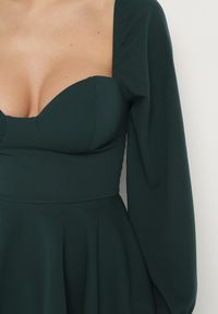 Born2be - Ciemnozielona Rozkloszowana Sukienka z Falbankami i Bufiastymi Rękawami Semithara. Okazja: na co dzień. Typ kołnierza: kołnierz z falbankami. Kolor: zielony. Wzór: aplikacja. Styl: klasyczny, casual, elegancki #6