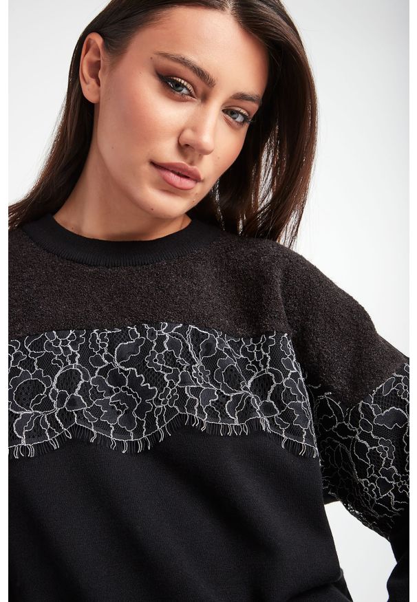 Twinset U&B - Sweter TWINSET U&B. Okazja: na co dzień. Materiał: koronka, dzianina. Wzór: aplikacja, koronka. Styl: casual