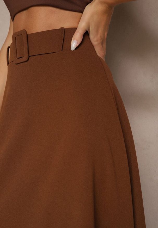 Renee - Brązowa Rozkloszowana Spódnica Maxi z Paskiem i Klamrą Adlirca. Okazja: na co dzień. Kolor: brązowy. Materiał: materiał. Wzór: gładki. Styl: casual