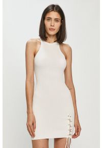 Guess - Sukienka. Kolor: biały. Materiał: materiał. Typ sukienki: dopasowane #1