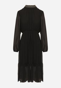 Born2be - Czarna Sukienka z Gumką w Talii Ozdobiona Aplikacjami przy Dekolcie Lilirae. Kolor: czarny. Wzór: aplikacja. Sezon: wiosna, lato. Styl: elegancki #5