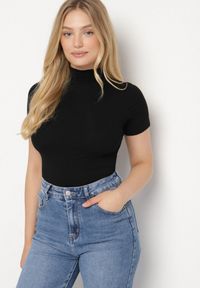 Born2be - Czarny Dopasowany T-shirt z Wiskozy z Golfem Isovera. Okazja: na spotkanie biznesowe, do pracy. Typ kołnierza: golf. Kolor: czarny. Materiał: wiskoza. Długość rękawa: krótki rękaw. Długość: krótkie. Wzór: aplikacja. Styl: biznesowy, elegancki