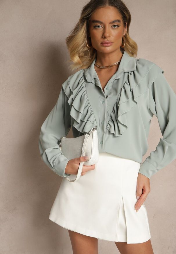 Renee - Jasnozielona Koszula Ozdobiona Falbaną Kornella. Okazja: na co dzień. Typ kołnierza: kołnierzyk klasyczny. Kolor: zielony. Materiał: jeans. Wzór: aplikacja. Styl: klasyczny, casual, elegancki