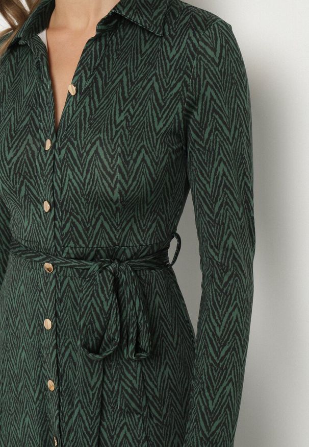 Born2be - Ciemnozielona Rozkloszowana Sukienka Koszulowa z Wiązanym Paskiem Cheresin. Kolor: zielony. Materiał: materiał. Typ sukienki: koszulowe. Długość: midi
