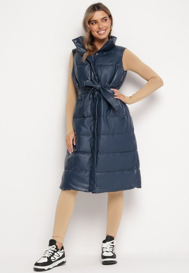 Born2be - Granatowa Długa Kamizelka z Imitacji Skóry z Wiązanym Paskiem Ariliwa. Kolor: niebieski. Materiał: skóra. Długość: długie