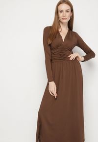 Born2be - Brązowa Marszczona Sukienka Taliowana z Wiskozą z Dekoltem V i Długim Rękawem Emirie. Okazja: na co dzień, na spotkanie biznesowe. Typ kołnierza: dekolt w kształcie V. Kolor: brązowy. Materiał: wiskoza. Długość rękawa: długi rękaw. Styl: casual, biznesowy #3