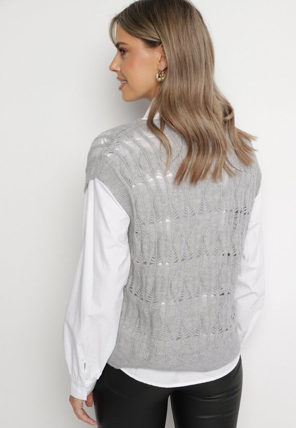 Born2be - Biała Koszula o Klasycznym Fasonie z Dzianinową Kamizelką Irinellea. Okazja: na co dzień. Kolor: biały. Materiał: dzianina. Wzór: aplikacja. Styl: klasyczny