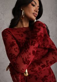 Renee - Czerwona Wieczorowa Sukienka VICES z Siateczki z Kwiatowym Wzorem z Weluru Azinene. Kolor: czerwony. Materiał: welur. Wzór: kwiaty. Typ sukienki: oversize. Styl: wizytowy #3