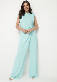 Born2be - Jasnozielony Kombinezon Bez Rękawów z Ozdobnym Marszczeniem Sepalene. Okazja: na co dzień. Kolor: zielony. Długość rękawa: bez rękawów. Sezon: wiosna, lato. Styl: casual, elegancki, klasyczny #1