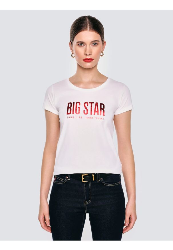 Big-Star - Koszulka damska z logo BIG STAR biała Betta 100. Okazja: na co dzień. Kolor: biały. Materiał: dzianina, jeans. Wzór: nadruk, aplikacja. Styl: elegancki, casual, klasyczny