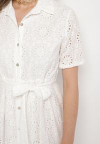 Born2be - Biała Bawełniana Sukienka Koszulowa z Wiązanym Paskiem Zdobiona Haftem Efriselle. Okazja: na co dzień. Typ kołnierza: kołnierzyk klasyczny. Kolor: biały. Materiał: bawełna. Wzór: aplikacja, haft. Typ sukienki: koszulowe. Styl: klasyczny, casual, elegancki #7