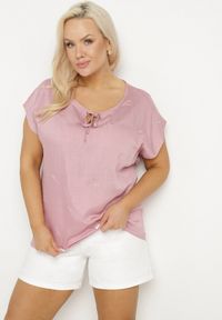 Born2be - Różowa Bluzka z Haftem i Sznurkiem Przy Dekolcie Mepaya. Okazja: na co dzień. Kolekcja: plus size. Kolor: różowy. Długość rękawa: krótki rękaw. Długość: krótkie. Wzór: haft. Sezon: lato. Styl: klasyczny, elegancki, casual #7