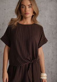 Renee - Brązowy Casualowy Komplet z Dużą Zawartością Wiskozy Wiązana Bluzka i Szorty Pellea. Kolor: brązowy. Materiał: wiskoza. Wzór: prążki #2