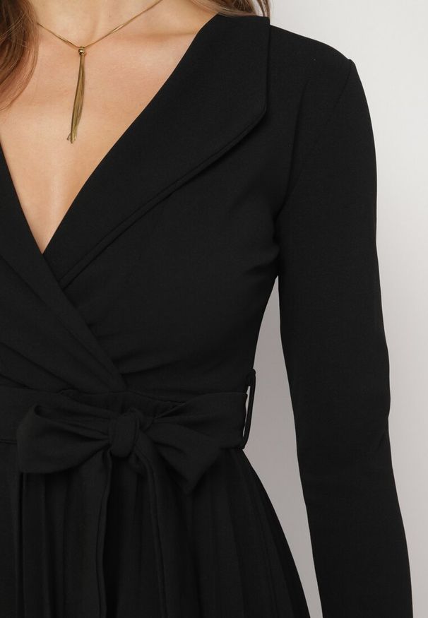 Born2be - Czarna Midi Sukienka z Plisowanym Dołem i Kopertowym Dekoltem z Materiałowym Paskiem Obebba. Kolor: czarny. Materiał: materiał. Typ sukienki: kopertowe. Styl: elegancki. Długość: midi