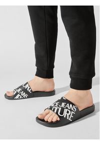 Versace Jeans Couture Klapki 75YA3SQ1 Czarny. Kolor: czarny