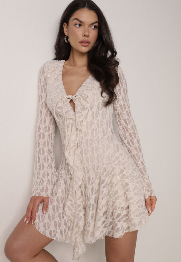 Born2be - Beżowa Koronkowa Sukienka z Falbankami i Wiązaniem przy Dekolcie Delanatea. Okazja: na co dzień. Typ kołnierza: kołnierz z falbankami. Kolor: beżowy. Materiał: koronka. Sezon: wiosna, lato. Styl: casual, elegancki