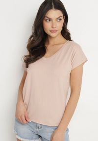 Born2be - Beżowy Bawełniany T-shirt z Trójkątnym Dekoltem Linarosea. Okazja: na co dzień. Kolor: beżowy. Materiał: bawełna. Styl: casual