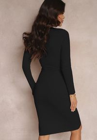 Renee - Czarna Sukienka Midi z Marszczeniem Mirme. Kolor: czarny. Typ sukienki: asymetryczne. Długość: midi #4