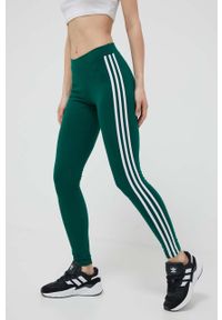 adidas Originals legginsy Adicolor Classics 3-Stripes Leggings damskie kolor zielony z aplikacją IB7385-ZIELONY. Kolor: zielony. Materiał: bawełna, dzianina. Wzór: aplikacja #1
