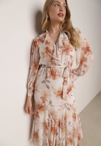 Born2be - Pomarańczowa Zwiewna Sukienka z Długim Rękawem Falbanami i Wiązanym Paskiem Aezera. Okazja: do pracy, na co dzień, na randkę. Kolor: pomarańczowy. Materiał: jeans, zamsz, poliester. Długość rękawa: długi rękaw. Typ sukienki: proste. Styl: elegancki, klasyczny, casual #1