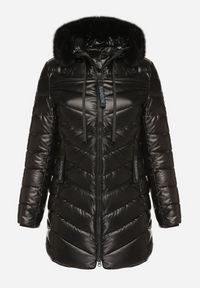Born2be - Czarna Pikowana Kurtka z Kapturem z Futerkiem Zorria. Typ kołnierza: kaptur. Kolekcja: plus size. Kolor: czarny. Materiał: futro. Wzór: aplikacja #4