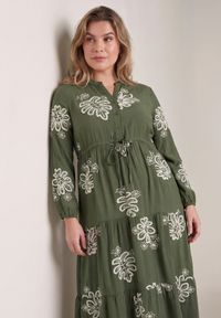 Born2be - Zielona Sukienka z Kwiatowym Motywem Haftowanym ze Sznurkiem w Pasie Ozdobiona Cekinami Callochis. Okazja: na co dzień. Kolor: zielony. Wzór: aplikacja, kwiaty, haft. Typ sukienki: proste. Styl: klasyczny, casual #6
