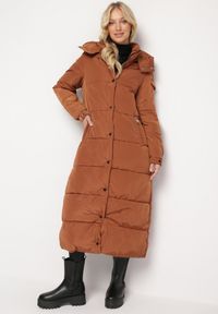 Born2be - Brązowa Długa Kurtka Płaszcz Pikowana z Kapturem Bellique. Typ kołnierza: kaptur. Kolor: brązowy. Długość: długie. Wzór: aplikacja #2