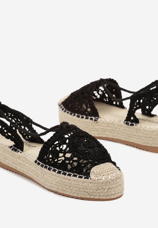 Born2be - Czarne Płaskie Espadryle na Plecionej Podeszwie o Ażurowym Wykończeniu z Wiązaniem Sivalea. Nosek buta: okrągły. Kolor: czarny. Materiał: materiał. Wzór: ażurowy. Sezon: lato. Obcas: na obcasie. Styl: klasyczny. Wysokość obcasa: niski